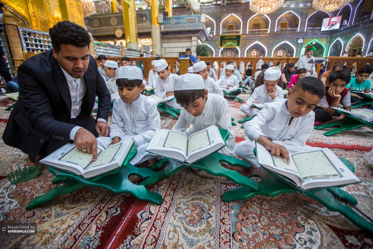 نوجوانان حسینی در حال تلاوت قرآن در ماه رمضان