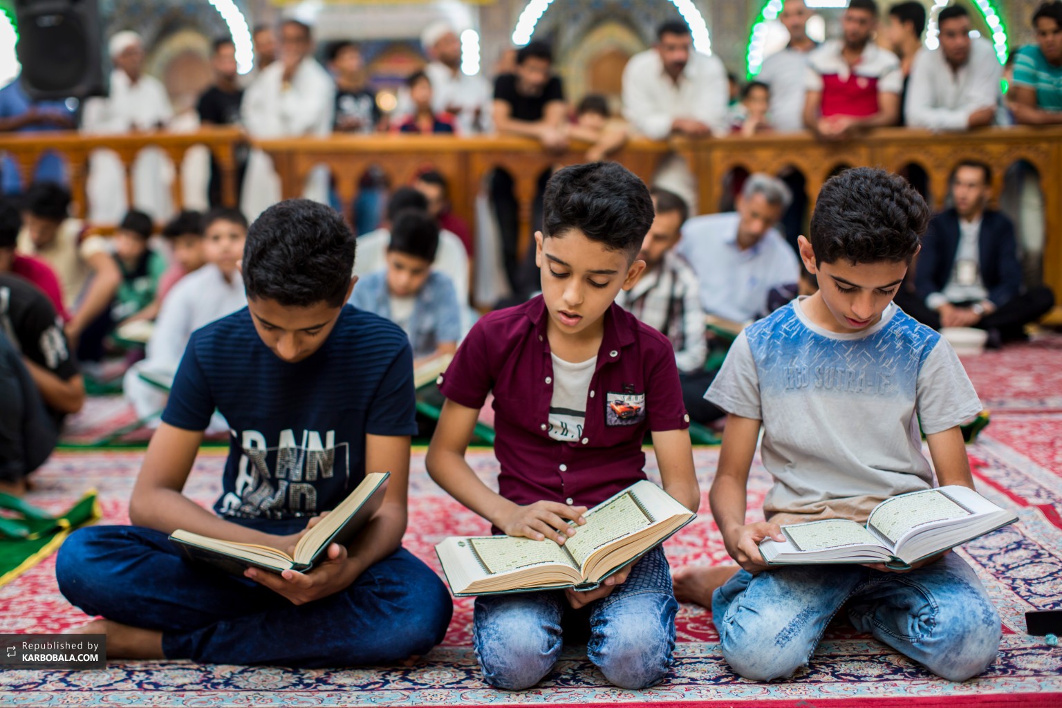 نوجوانان حسینی درحال قرائت و روخوانی قرآن کریم در ماه رمضان