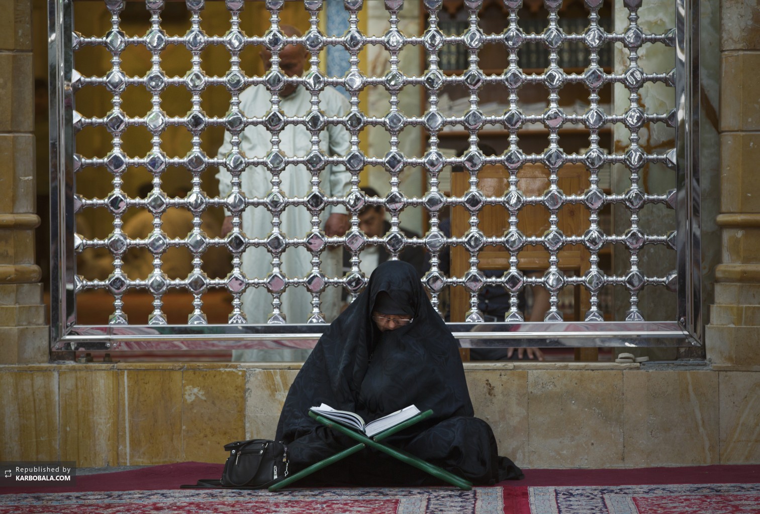 بانوی حسینی در حال تلاوت قرآن در ایام ماه رمضان