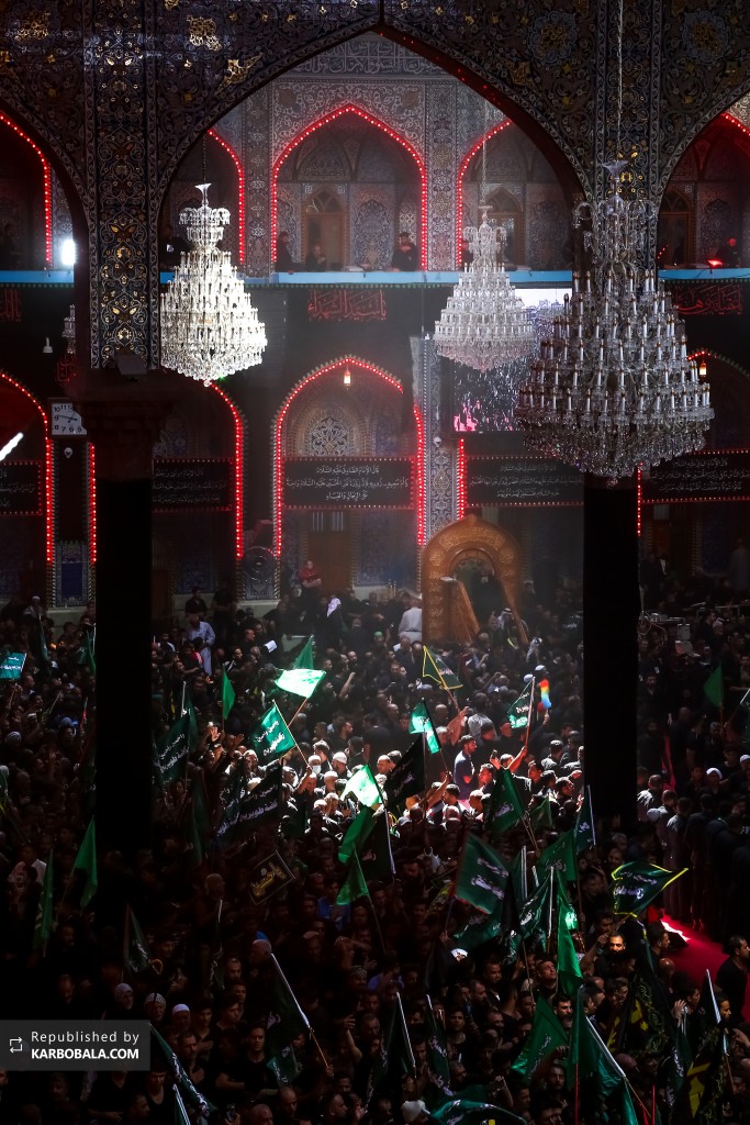 جمعیت باشکوه دسته‌های عزاداری روز عاشورا در حرم حسینی