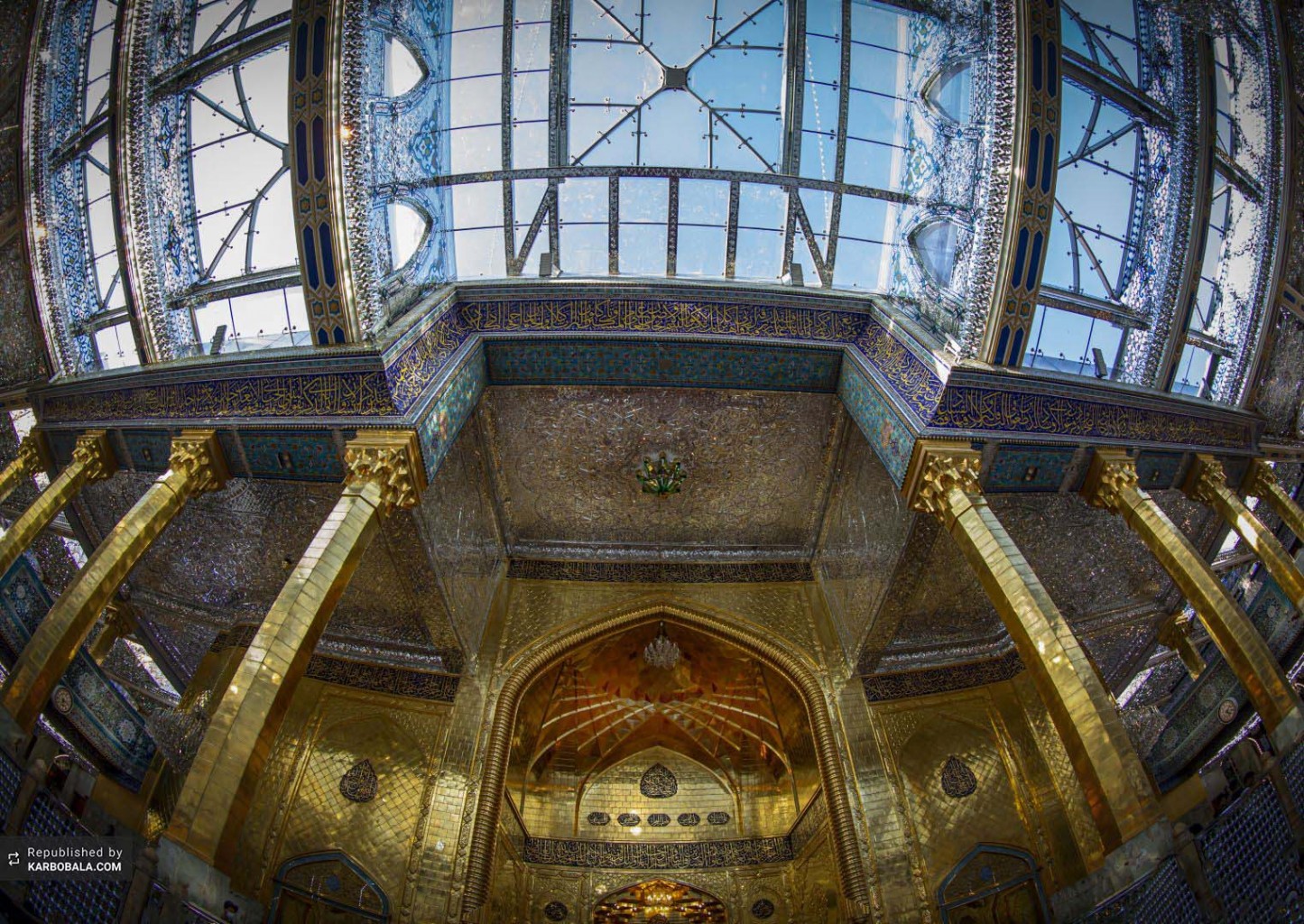 تصویر آسمان از سقف شیشه‌ای صحن حضرت عباس (ع)