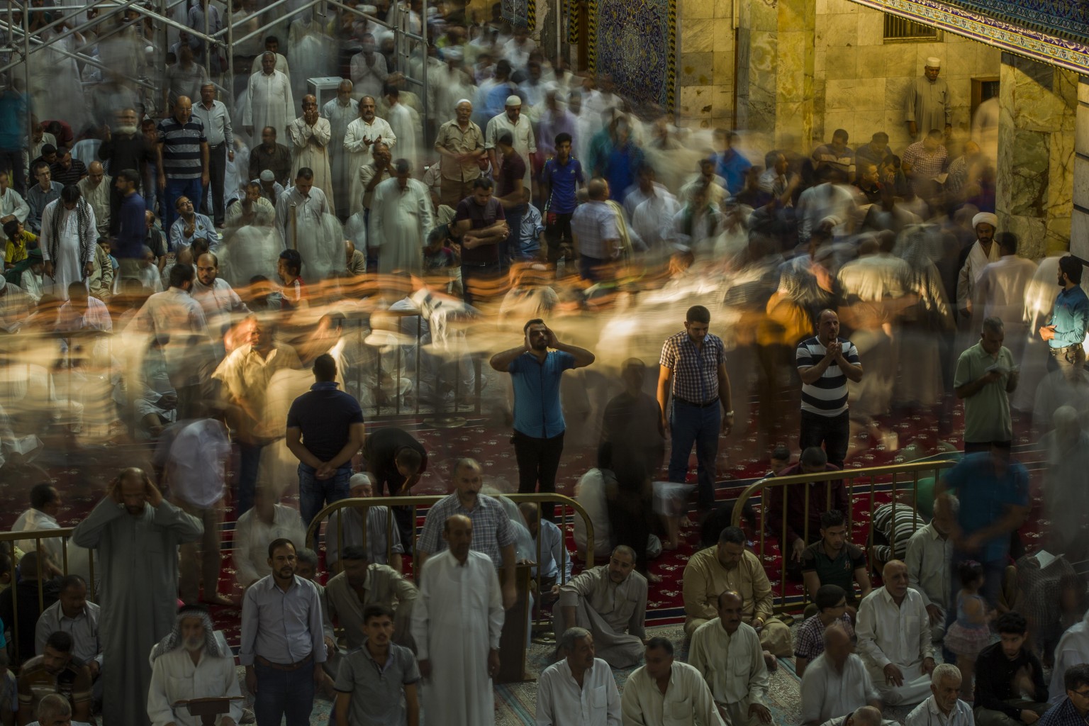 برگزاری نماز جماعت در حرم حضرت عباس علیه السلام