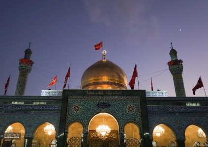 آسمانی نیلی و گنبد طلایی زینب (س)