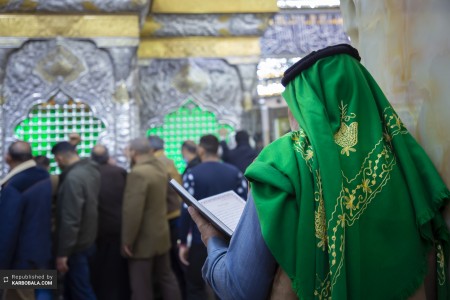 هر که یک دفعه سر این سفره مهمان می شود <br>


مور هم باشد اگر روزی سلیمان می شود
 <br>
 <br>

 

سر به زیر انداختن ذاتش توسل کردن است <br>


دردها در این حرم ناگفته درمان می شود

 <br>
 <br>
 <br>

علی‌اکبر لطیفیان