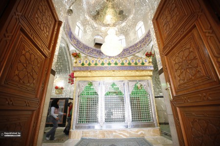 در چوبی مرقد طفلان مسلم